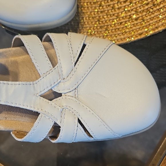Earth Origins Women's Cream Sandals - Picture 4 of 7
